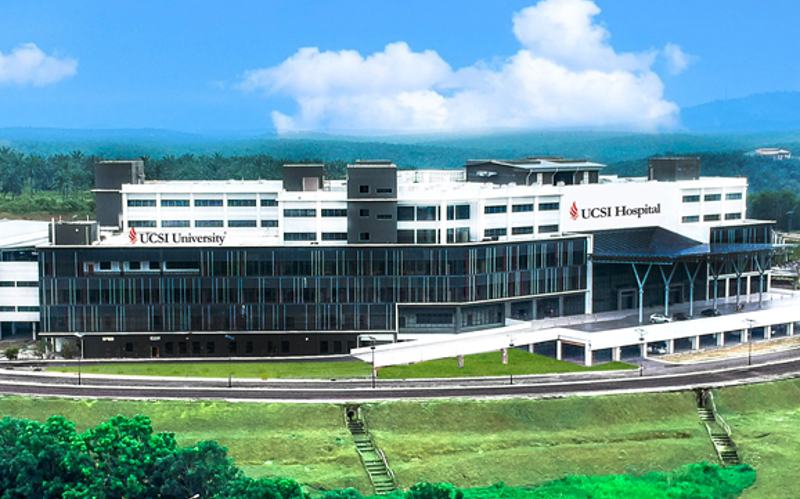 草地上的建筑中度可信度描述已自动生成